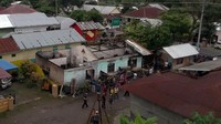 Para korban mayoritas adalah ibu rumah tangga dan anaknya yang ikut ke pabrik itu. Antara Foto/Septianda Perdana.