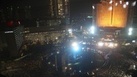 Warga terlihat membludak di sekitar panggung yang berada di sisi Monumen Selamat Datang. (Foto: Pradita Utama/detikcom)