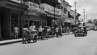 Suasana di Pasar Baru yang berhasil diabadikan kamera pada tahun 1963. Pasar baru merupakan salah satu pusat perdagangan dan perbelanjaan yang dibangun pada tahun 1820 di saat ibu kota Indonesia itu masih bernama Batavia. Keystone Features/Getty Images.