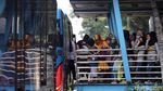 Antusias Warga Menjajal Bus Transjakarta Gratis di HUT DKI