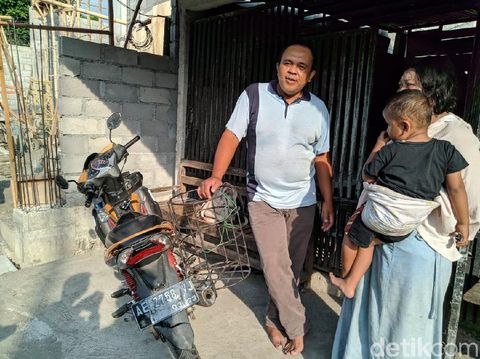 Pasutri ini memasukkan anaknya ke keranjang/