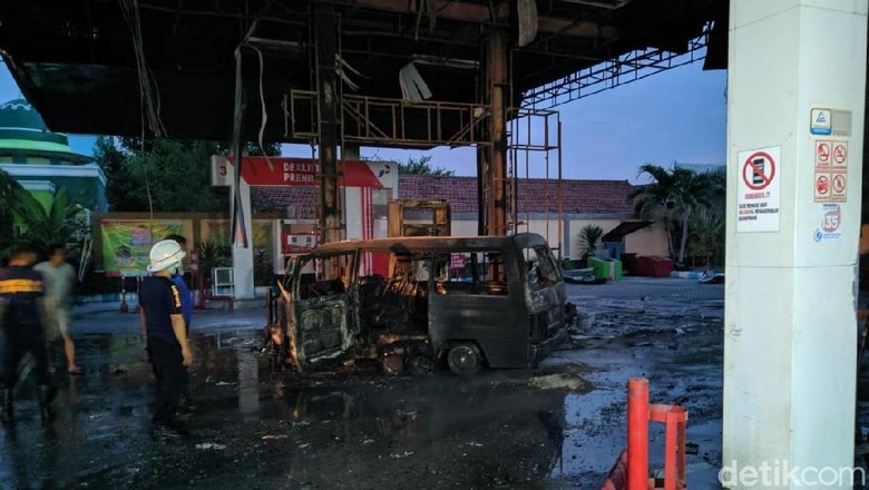 Kebakaran SPBU di Ponorogo Dipicu Sebuah Mobil Usai Pengisian BBM Kebakaran SPBU di Ponorogo Dipicu Sebuah Mobil Usai Pengisian BBM