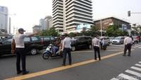 Selain itu, arus lalu lintas dari Jalan Teluk Betung yang akan menuju Jalan Sudirman diarahkan putar balik. Arus lalu lintas dari Jalan Imam Bonjol yang akan menuju Bundaran HI juga dialihkan belok kiri ke Jalan Pamekasan atau belok kanan ke Jalan Agus Salim. Lalu, arus lalu lintas dari arah Semanggi yang akan ke Bundaran HI dialihkan belok kiri (Dukuh Atas) menuju Jalan RM Margono Djojohadikoesoemo.