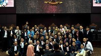 Tim hukum Jokowi dan Prabowo berfoto bersama dengan Ketua KPU Arief Budiman, Ketua Bawaslu Abhan, pendamping tim hukum Jokowi, Arsul Sani dan Trimedya Panjaitan usai berakhirnya sidang sengketa Pilpres 2019 di Mahkamah Konstitusi, Jakarta.
