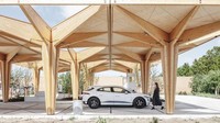 Stasiun pengisian listrik ini bisa mengisi daya kendaraan hanya 15 menit. Desain bangunannya juga ramah lingkungan. Istimewa/Dok. Inhabitat.