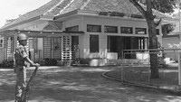 Seorang tentara menjaga rumah Jenderal A.H. Nasution di Jalan Teuku Umar, Jakarta, sekitar tahun 1961. Keystone Features/Getty Images.