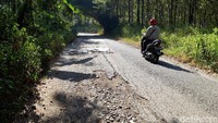 Kondisi jalan yang rusak cukup banyak mulai pertigaan Ngaren hingga Desa Kalimati, Kecamatan Juwangi. Kondisi jalan berupa jalan beraspal dan sebagian cor beton tersebut banyak yang rusak. Jalannya ambles sehingga aspalnya pecah, mengelupas dan berlubang. Kondisi cor beton sebagian juga ada yang pecah-pecah dan tergerus.
