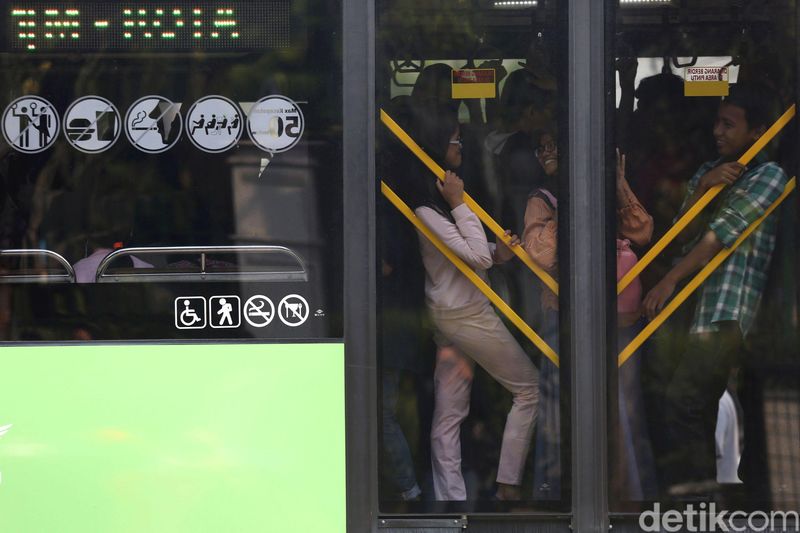 Warga ramai-ramai mengantre untuk menjajal bus TransJakarta gratis. Layanan itu diselenggarakan untuk merayakan HUT DKI Jakarta ke-492.