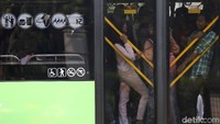 Seluruh layanan Trans Jakarta digratiskan hari ini, mulai pukul 05.00-24.00 WIB. Layanan Gratis Transjakarta ini adalah hadiah dari Gubernur DKI Jakarta Anies Baswedan bagi warga.