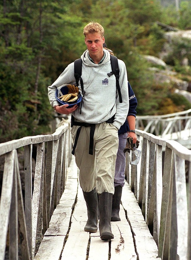 Pangeran William yang kala itu masih berusia 18 tahun berada di desa tersebut saat melalui gap year atau tahun jeda sebelum masuk kuliah di Universitas St. Andrew selapas lulus SMA. Calon raja Inggris itu lantas mengisi gap year dengan melakukan kegiatan sosial bersama tim dari yayasan amal Raleigh International. (Foto: Toby Melville-Pool/Getty Images)