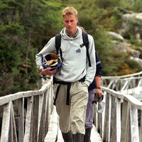 Pangeran William yang kala itu masih berusia 18 tahun berada di desa tersebut saat melalui gap year atau tahun jeda sebelum masuk kuliah di Universitas St. Andrew selapas lulus SMA. Calon raja Inggris itu lantas mengisi gap year dengan melakukan kegiatan sosial bersama tim dari yayasan amal Raleigh International. (Foto: Toby Melville-Pool/Getty Images)