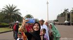 HUT DKI Jakarta Ke-492, Monas Diserbu Warga untuk Berwisata