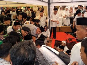 Isak Tangis Iringi Pemakaman Putra Ketua MA di TPU Karet Bivak