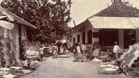 Suasana di salah satu pabrik kulit di kawasan Batavia sekitar tahun 1920. Hulton Archive/Getty Images.