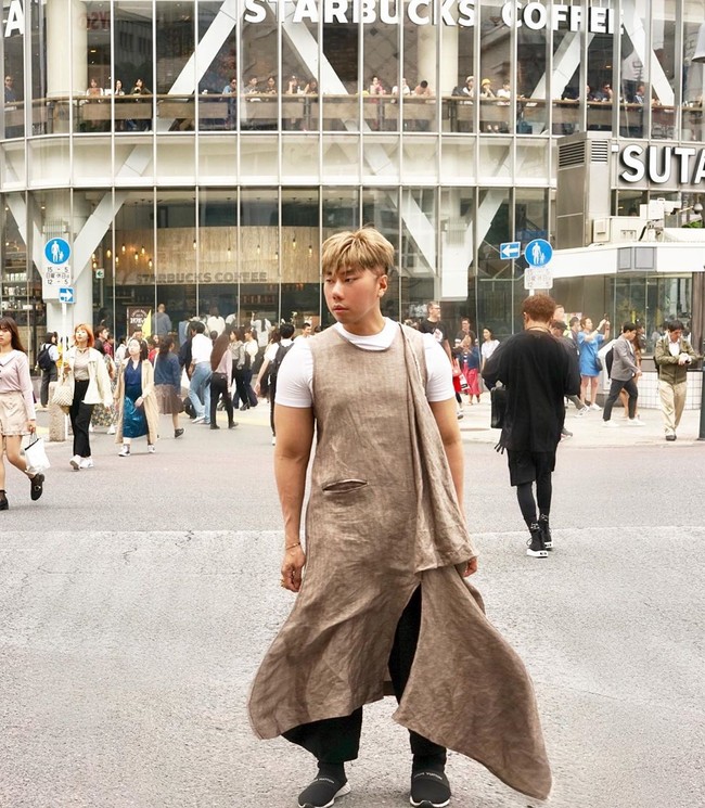 Saat jalan-jalan di Tokyo, Jepang, Roy Kiyoshi memakai baju mirip dress berwarnca coklat lusuh dengan potongan asimetris. Mengunggah penampilan tersebut di Instagram. Roy Kiyoshi malah diejek penemampilannya. Menurut netizen, bajunya mirip karung goni. (Foto: Instagram/@roykiyoshi)