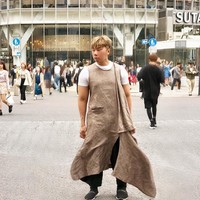 Saat jalan-jalan di Tokyo, Jepang, Roy Kiyoshi memakai baju mirip dress berwarnca coklat lusuh dengan potongan asimetris. Mengunggah penampilan tersebut di Instagram. Roy Kiyoshi malah diejek penemampilannya. Menurut netizen, bajunya mirip karung goni. (Foto: Instagram/@roykiyoshi)