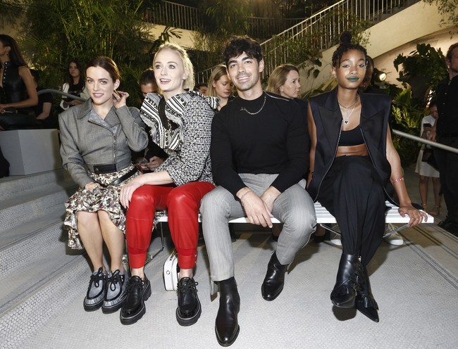 Sebagai selebriti, Riley juga eksis di sejumlah acara fashion. Seperti fashion show Louis Vuitton baru-baru ini dimana ia duduk di barisan depan bersama Sophie Turner, Joe Jonas dan Willow Smiht. (Foto: Getty Images)