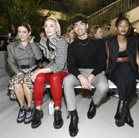 Sebagai selebriti, Riley juga eksis di sejumlah acara fashion. Seperti fashion show Louis Vuitton baru-baru ini dimana ia duduk di barisan depan bersama Sophie Turner, Joe Jonas dan Willow Smiht. (Foto: Getty Images)
