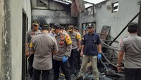 Sejumlah polisi mendatangi lokasi kebakaran untuk mencari penyebab kebakaran di lokasi tersebut. Antara Foto/HO/SP/aww.
