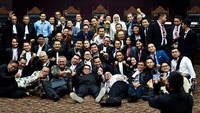 Tim hukum Joko Widodo-Maruf Amin dan Prabowo Subianto-Sandiaga Uno berfoto bersama seusai sidang sengketa Pilpres 2019 di Mahkamah Konstitusi, Jakarta, Jumat (21/6/2019).