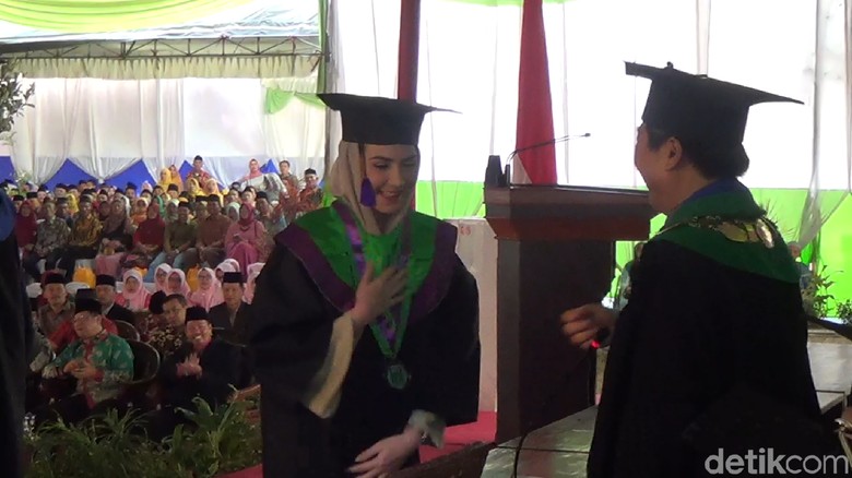 Jadi Sarjana, Arumi Bachsin Diwisuda di IAIN Tulungagung Jadi Sarjana, Arumi Bachsin Diwisuda di IAIN Tulungagung
