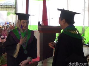 Jadi Sarjana, Arumi Bachsin Diwisuda di IAIN Tulungagung