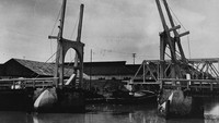 Penampakan Jembatan Kota Intan di tahun 1940. Jembatan yang dibangung pada tahun 1628 ini jadi salah satu peninggalan bersejarah zaman kolonial saat Jakarta masih dikenal dengan nama Batavia. Jembatan ikonik ini menjadi terkenal karena dapat dibuka tutup untuk memudahkan arus lalu lintas perdagangan kapal Belanda. Fox Photos/Getty Images.