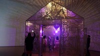 Entang Wiharso membuat instalsi seni nan indah melalui karyanya Temple of Hope: Door to Nirvana. Karya seni tersebut merupakan candi terbesar yang pernah diciptakannya dan untuk pertamakalinya pengunjung bisa masuk ke dalamnya.  (Eny/detikcom)