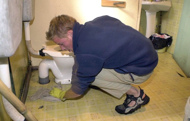 Semua anggota tim mendapat tugas membersihkan kamar mandi, tanpa terkecuali Pangeran William. William sudah tahu sebelumnya, akan ada tugas membersihkan kamar mandi. Itu tidak setiap hari, kami gantian. Namun, dia selalu menantikan kegiatan tersebut, terang Malcolm. (Foto: Toby Melville-Pool/Getty Images)