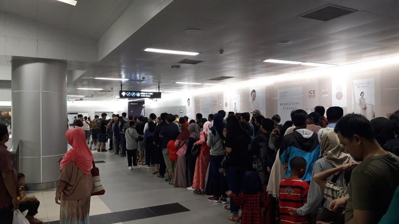 Stasiun MRT Bundaran HI Dipadati Warga Hendak ke Acara HUT DKI Stasiun MRT Bundaran HI Dipadati Warga Hendak ke Acara HUT DKI