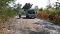 Jalan menuju Juwangi, Boyolali, Jateng, sempat menjadi bahasan dalam sidang gugatan Pilpres 2019 di Mahkamah Konstitusi (MK). Saksi tim Prabowo-Sandi, Beti Kristiyana, mengatakan jika jalan ke Juwangi tidak ada aspal dan medannya sulit.