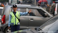 Pantauan detikcom sekitar pukul 15.34 WIB, Sabtu (22/6/2019) akses menuju Bundaran HI, baik dari arah Jalan MH Thamrin maupun Jalan Sudirman sudah ditutup. Masyarakat pun mulai memadati lokasi di sekitar panggung-panggung yang telah disiapkan di kawasan Bundaran HI.