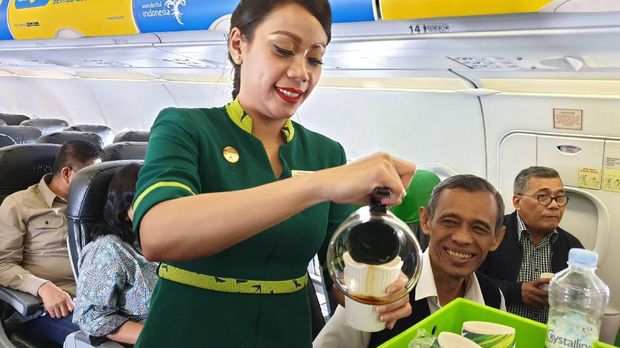 Pramugari juga membantu menyajikan