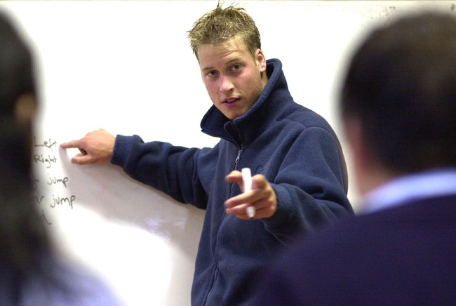 Salah satu kegiatan sosialnya adalah berbagi ilmu. Ia sempat mengajar bahasa Inggris di sekolah setempat. (Foto: Toby Melville-Pool/Getty Images)