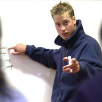 Salah satu kegiatan sosialnya adalah berbagi ilmu. Ia sempat mengajar bahasa Inggris di sekolah setempat. (Foto: Toby Melville-Pool/Getty Images)