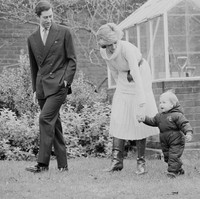 Foto bertanggal 14 Desember 1983 ini memperlihatkan momen bahagia Pangeran William saat baru berusia satu tahun bersama kedua orangtuanya, Pangeran Charles dan Putri Diana. Ia kehilangan ibunya saat usianya masih muda. Putri Diana meninggal akibat kecelakaan mobil di Paris, Prancis, pada 1997. (Foto: Daily Express/Hulton Archive/Getty Images)