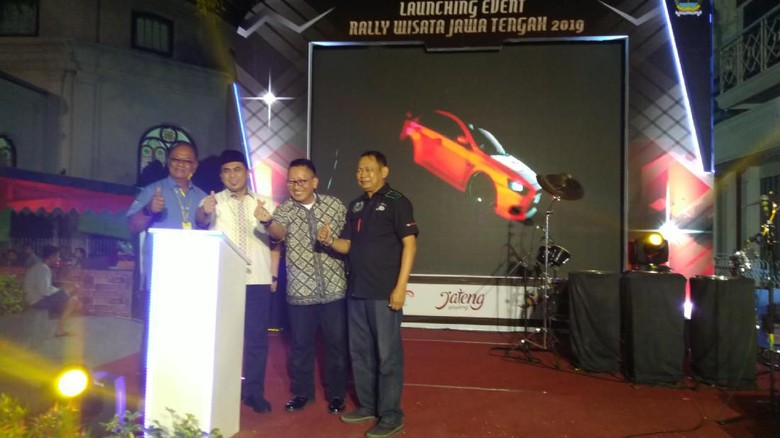 Foto: Pemprov Jateng Promosi Wisata lewat Lomba Rally di Solo Raya (Angling Adhitya Purbaya/detikcom) Foto: Pemprov Jateng Promosi Wisata lewat Lomba Rally di Solo Raya (Angling Adhitya Purbaya/detikcom)