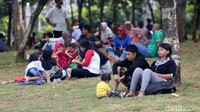 Kawasan Monas pun nampak ramai dikunjungi oleh para wisatawan. Ada yang berkeliling kawasan Monas dengan menggunakan kereta wisata, ada pula warga yang hanya sekadar duduk di taman untuk makan siang atau piknik bersama keluarga di akhir pekan.