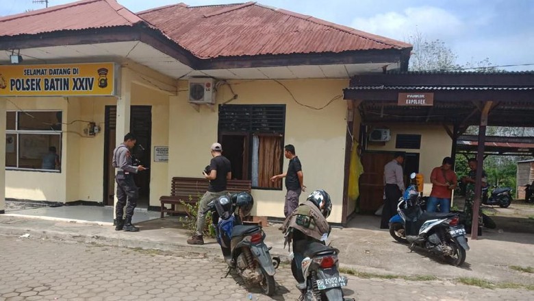 Polisi Amankan 4 Remaja yang Terlibat Penyerangan Polsek Batin XXIV Polisi Amankan 4 Remaja yang Terlibat Penyerangan Polsek Batin XXIV