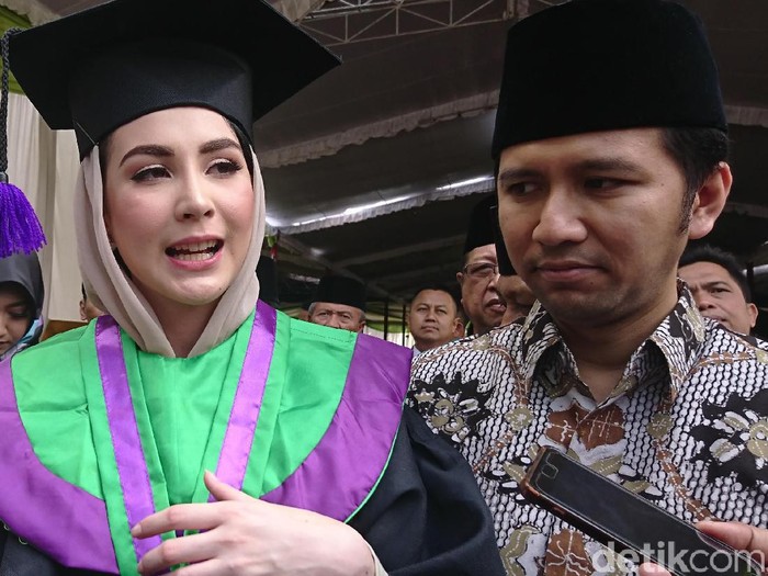 Arumi Bachsin Wisuda Sarjana di IAIN Tulungagung Arumi Bachsin Wisuda Sarjana di IAIN Tulungagung