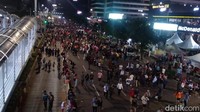 Arus warga yang bergerak mendekati Bundaran HI lebih banyak ketimbang warga yang berjalan menjauhi bundaran HI. (Foto: Isal/detikcom)