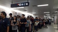 Antrean warga di Stasiun MRT Bundaran HI