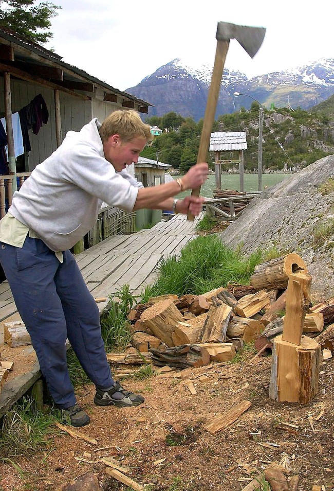 Kehidupan Pangeran William tak melulu serba kemewahan. Setidaknya itu yang cucu Ratu Elizabeth II ini rasakan ketika menetap di Tortel, sebuah desa terpencil di Chile, pada akhir tahun 2000. (Foto: Toby Melville-Pool/Getty Images)