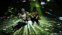 Beragam instalasi warna-warni yang berada di pameran menjadi salah satu destinasi menarik bagi para pemburu spot-spot foto menawan untuk mengisi feed Instagram.
