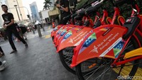 Selain acara musik, masyarakat juga dapat mencoba sepeda dan otopet listrik bernama GoWes secara gratis setibanya di Jalan MH Thamrin.