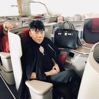 Pria 32 tahun ini memang suka bergaya nyentrik. Sesekali, ia menenteng tas Hermes hitam seri Birkin yang biasa dipakai perempuan. (Foto: Instagram/@roykiyoshi)