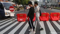 Sejumlah warga mulai berdatangan untuk menyaksikan perayaan HUT DKI Jakarta ke-492 di Bundaran HI.