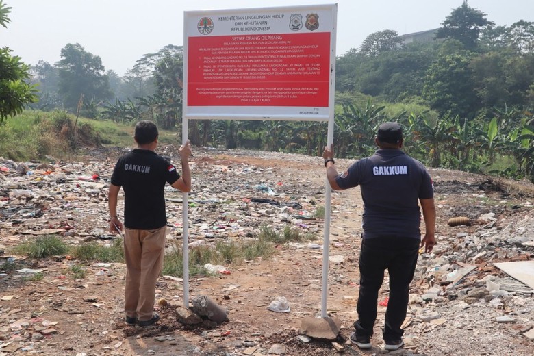 Meresahkan Warga, Pembuangan Sampah Ilegal di Bogor Disegel KLHK Meresahkan Warga, Pembuangan Sampah Ilegal di Bogor Disegel KLHK