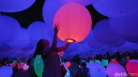 Seorang pengunjung bermain di instalasi Light Ball Orchestra yang berada di pameran TeamLab Future Park and Animals of Flowers, Symniotic Lives.