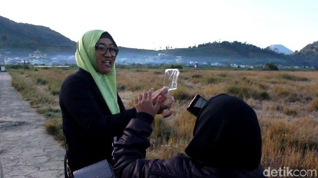 Wisatawan mengabadikan momen Dieng kejatuhan embun es